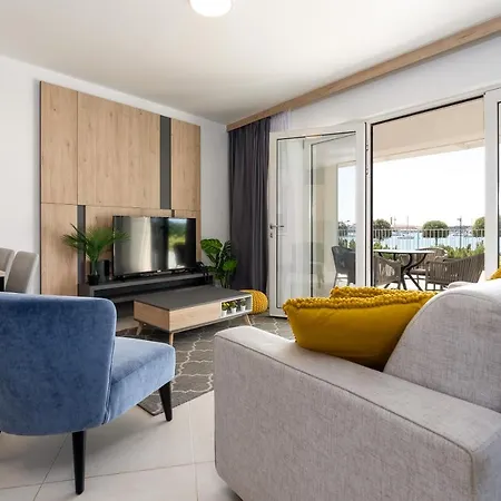 Superior Seaview Apt. With Pool Umag